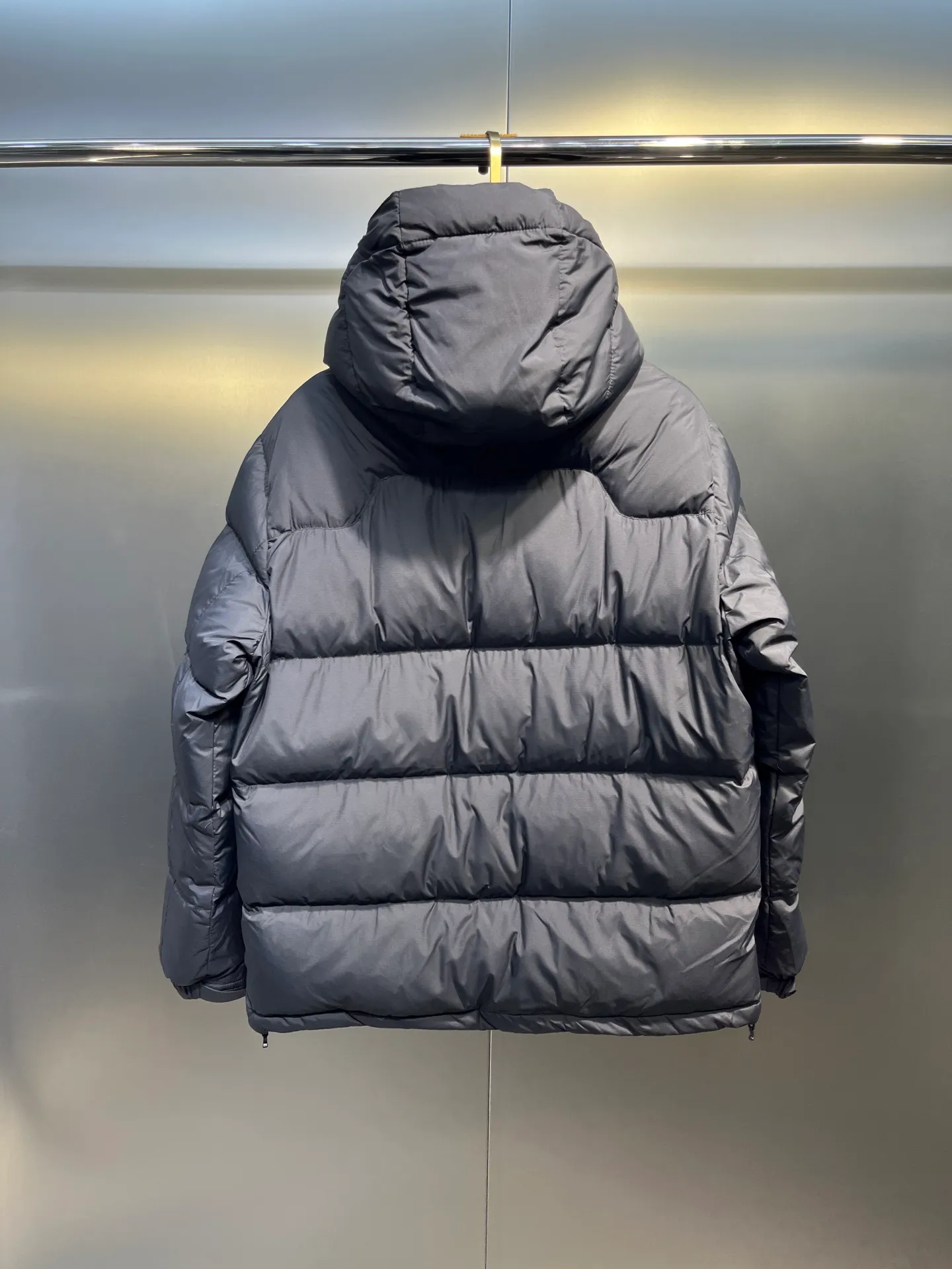 P980 Ralph Lauren polo unisex matte down jacket. Ralph is going crazy this year. The upper body fabric of major internet celebrities has a double-layer shin feel, which is full of weight! It's not as heavy as a regular jacket, and the ordinary cotton material feels really different. This one is super comfortable, soft and stylish, and has a green plaid interior that has a retro movie fashion feel! ✅Original custom-made 40D plaid four-level waterproof fabric, waterproof and anti-static fabric, exclusively using the original single-layer fabric method. The use of single-layer fabric has tested that the fabric and down must meet the standards to prevent velvet running, and ensure the feel and bulkiness. The interior is made of nylon double-layer sealing design, which will not cause any velvet running phenomenon. The adjustable hem with built-in drawstring buckle can prevent wind and cold. ✅ Silhouette jacket The upper body shape is super good, and the LOGO design on the chest is prominent. It is a style highly recommended by foreign bloggers. ✅Original original data layout, coordinated, loose, warm, fashionable, real original internal data, tolerant version. ✅Imported Behringer embroidery machine, custom-made 10,000-needle electric embroidery, using imported No. 7 needles, imported embroidery thread, ensuring that each word is full, three-dimensional and clear, and can be called the most expensive embroidery logo. ✅It is filled with national standard 80% white duck down, which has better thermal insulation performance, is light and not heavy, and has good fluff recovery after compression! ✅RDS certified high-quality 700 high fluffy white duck down filling ✅The zipper is customized from the Yoshida RL factory, with clear engravings and perfect and smooth texture ✅Accessories and buttons are all developed using the original version The fit is loose but not baggy. The size is just right and not picky. The dropped shoulder design modifies the shoulders without making them look bulky. This silhouette is a style that will never go out of style. The upper body is also very durable and recognizable. The loose and reasonable fit can be worn by both men and women. It is easy to create a clean and refreshing youthful look. Size: S M L XL XXL